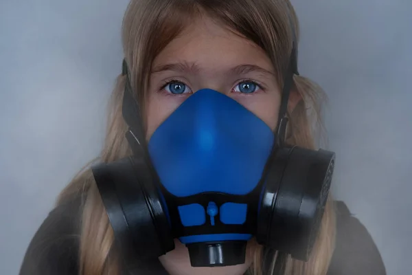 Jeune fille portant un masque à gaz, portrait respirateur — Photo