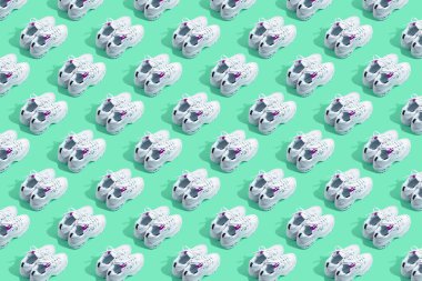 Renkli arka planda birçok çift spor ayakkabı