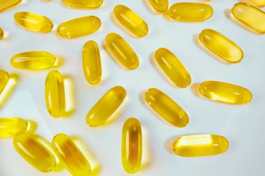 Balık yağı kapsülleri hapları yığın. Tıp arka plan