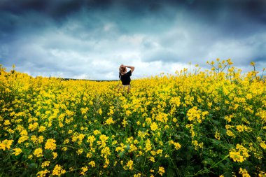 Baloncuk tabancasıyla baloncuk çıkaran kız