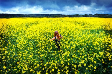 Baloncuk tabancasıyla baloncuk çıkaran kız