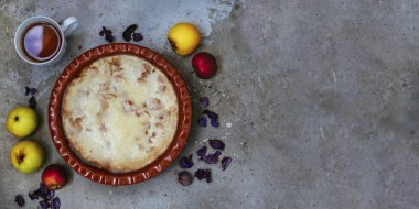 Dokulu beton arka plan üzerinde Elma pasta ve çay fincan