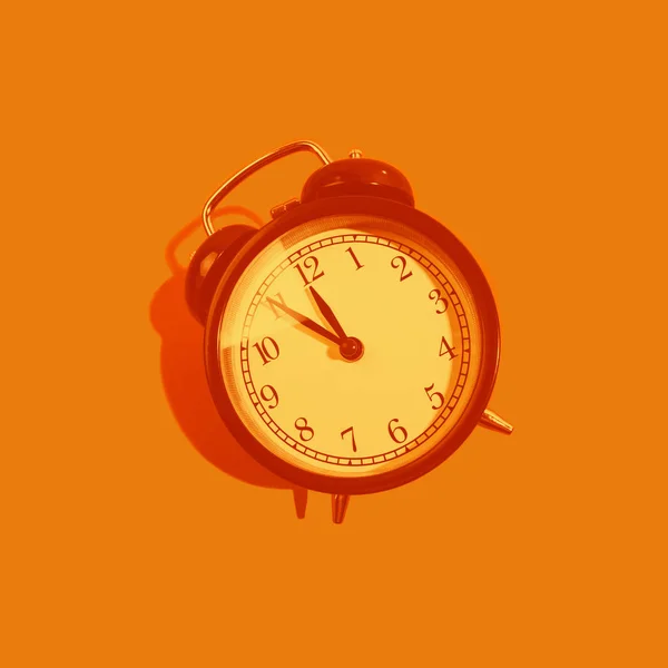 Reloj despertador de estilo clásico naranja monocromo aislado sobre fondo — Foto de Stock