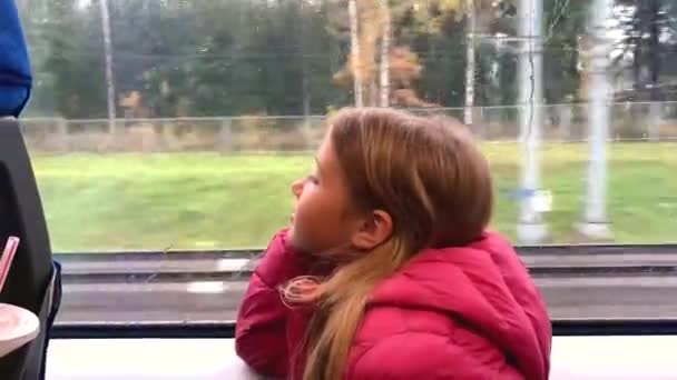 Jong meisje kijken uit bus raam — Stockvideo