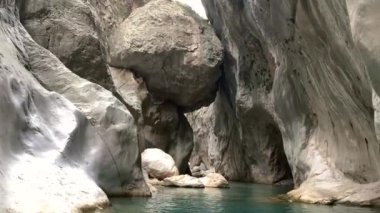 Dağ nehri kanyonu kayalıkları manzaralı