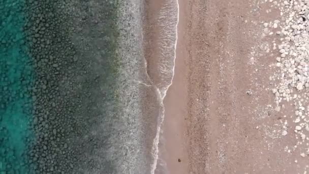 Letecký pohled na azurový oceán a písečnou pláž