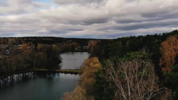 Verbazingwekkend landschap met herfstbos en donker meer — Stockvideo