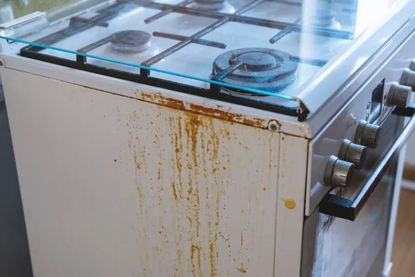 Cocina de gas muy sucia en la cocina — Foto de Stock