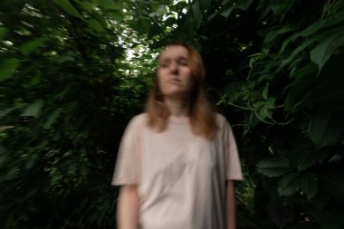 Karanlık doğayı araştıran bir kız