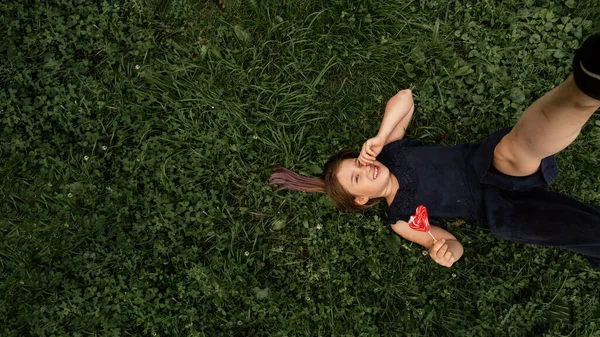 Elinde lolipop tutan tatlı bir genç kız. — Stok fotoğraf