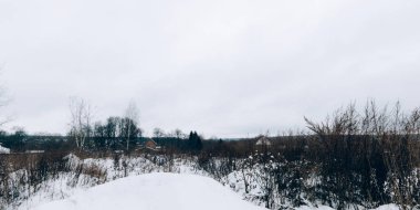 Kar tarlalı gri gökyüzü