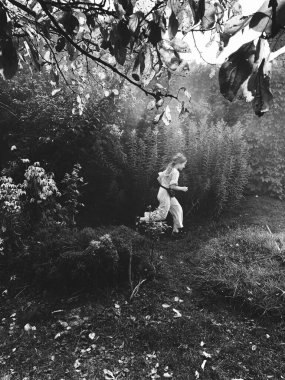 Baloncuk tabancasıyla baloncuk çıkaran kız