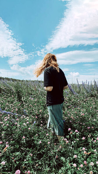 Счастливая женщина радуется лету