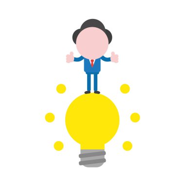 Vektör çizim işadamı maskot karakter ayakta parlayan üzerinde sarı ampul, iyi fikir ve Yaşasın vererek.