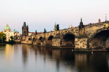 Gün batımından hemen sonra Charles Köprüsü