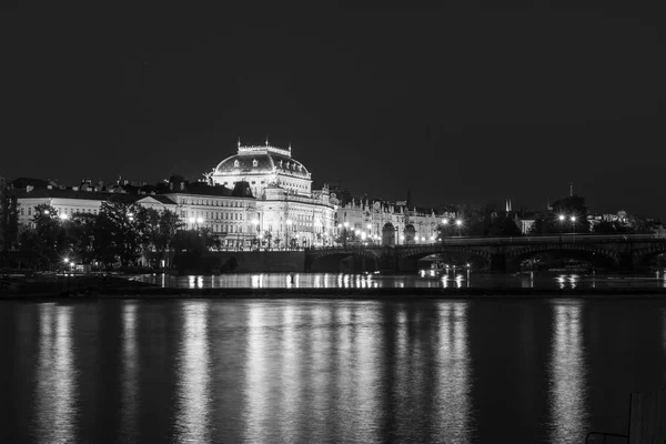 Праги Національний Театр Вночі — стокове фото