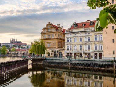 Prag 'ın Kalesi' ndeki St. Vitus Katedrali 'ne bakın. Vltava Nehri' nin karşısındaki eski kasabadan gün batımında.