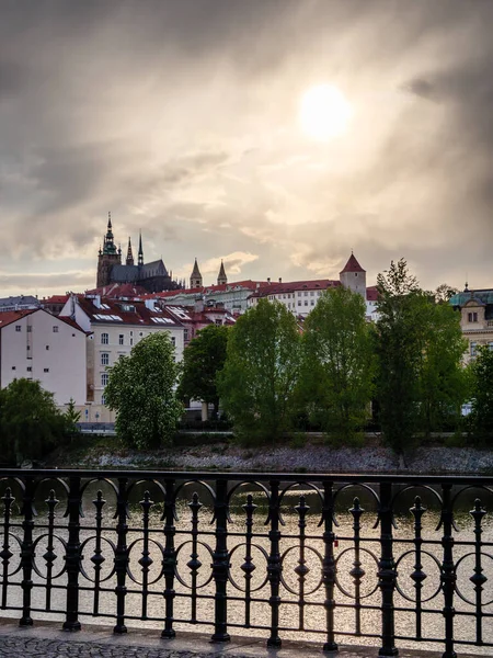 Dramatischer Sonnenuntergang Über Der Prager Burg — Stockfoto