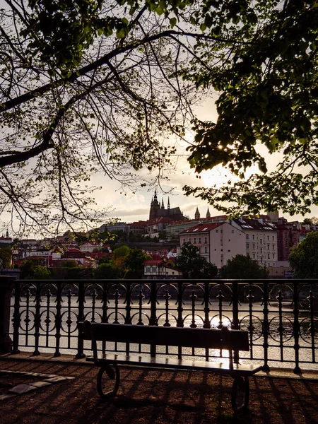 Bank Flussufer Mit Blick Auf Die Prager Burg — Stockfoto