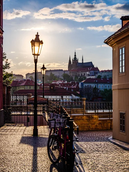 Закат Лампе Улице Прага Видом Пражский Град — стоковое фото