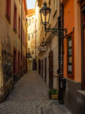 Prag 'ın tarihi bölgesinde boş, kaldırımlı bir cadde.