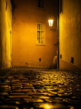 Prag 'ın tarihi şehrinde eski bir gece caddesi.