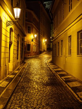 Prag 'ın tarihi şehrinde eski bir gece caddesi.