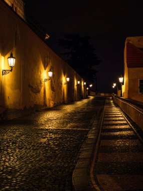 Prag 'ın tarihi şehrinde eski bir gece caddesi.