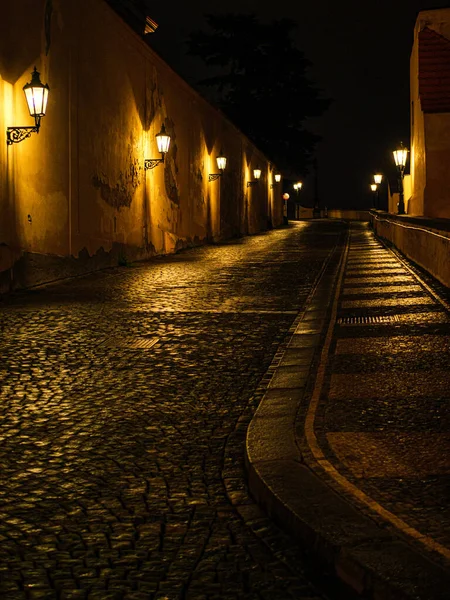 Stará Dlážděná Noční Ulice Historickém Centru Prahy — Stock fotografie