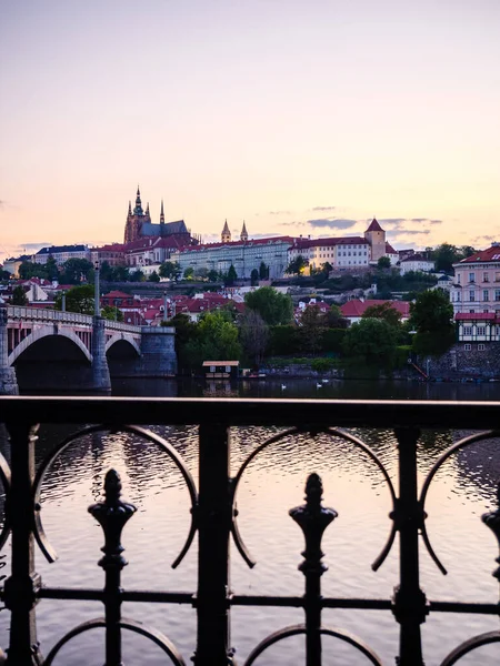 Akşam Işığında Vltava Nehri Nin Karşısındaki Prag Kalesi — Stok fotoğraf