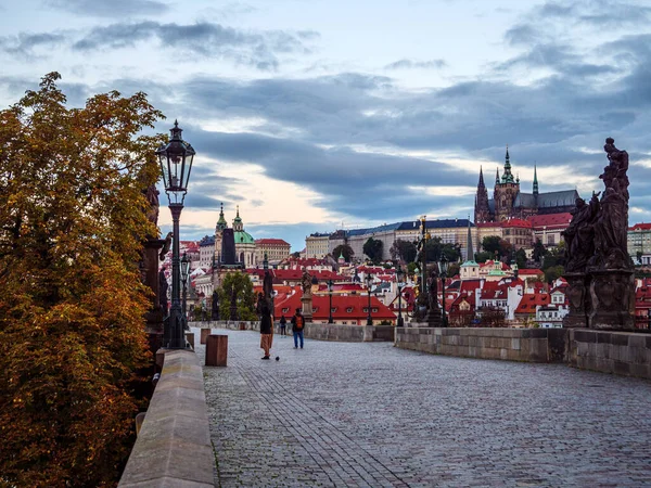Осень Карловом Мосту Праге — стоковое фото