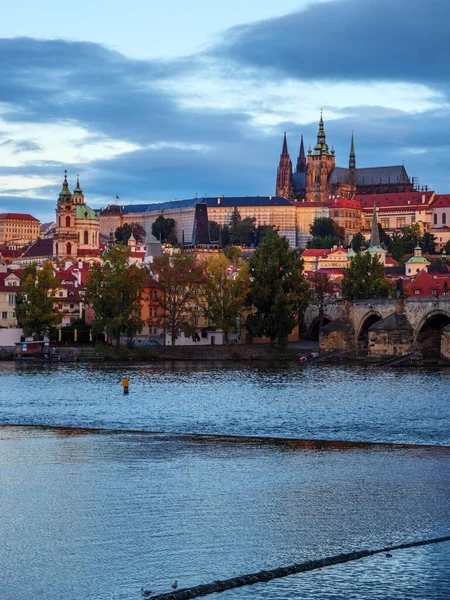 Prag Kalesi Charles Köprüsü Nde Bir Sonbahar Sabahı Sabah Manzarası — Stok fotoğraf