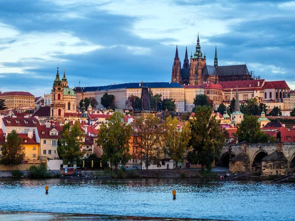 Blick Auf Die Prager Burg Und Karlsbrücke Morgenlicht Einem Herbstmorgen — Stockfoto