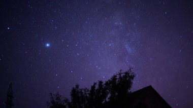 Samanyolu uzayda, gece ve yıldızlı gökyüzünde bulutsuz gece yıldızlarıyla görülebilir..