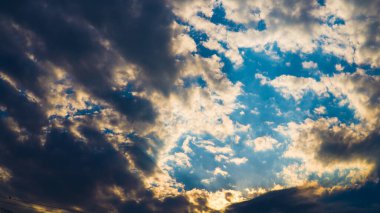 Günbatımı gökyüzünde yelkenler gibi büyük bulutlar süzülür..