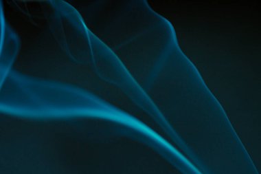 Siyah arka planda kokulu mumlar yak.