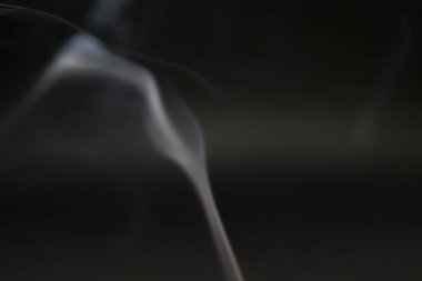 Siyah arka planda kokulu mumlar yak.