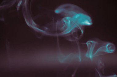 Siyah arka planda kokulu mumlar yak.