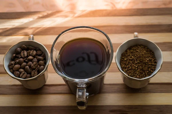Tahtada Fincan Kahve Var Biri Kavrulmuş Kahve Çekirdekleriyle Ikincisi Demlenmiş — Stok fotoğraf