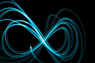 Coğrafi işaretler ve semboller, karanlık bir odada fenerin ışığıyla çizilmiş..