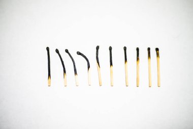 Beyaz arkaplanda kibrit yakma aşaması.