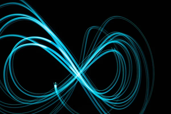 Coğrafi işaretler ve semboller, karanlık bir odada fenerin ışığıyla çizilmiş..