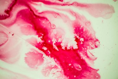 Mermileri doldurmak için dökülmüş mürekkep. Pembe arka plan. Pembe soyutlama.