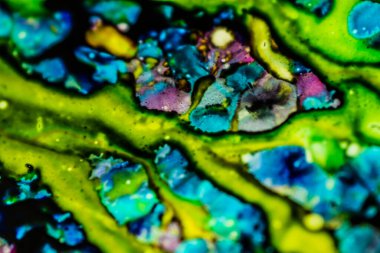 Yazıcı kartuşunu doldurmak için kullanılan mürekkep beyaz lavabonun üzerine dökülmüş ve boyalar soyut damlalar ve desenlerle harmanlanmış..