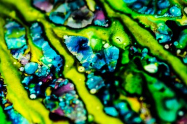 Yazıcı kartuşunu doldurmak için kullanılan mürekkep beyaz lavabonun üzerine dökülmüş ve boyalar soyut damlalar ve desenlerle harmanlanmış..