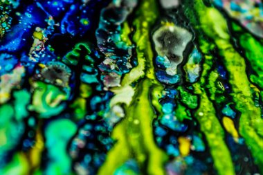 Yazıcı kartuşunu doldurmak için kullanılan mürekkep beyaz lavabonun üzerine dökülmüş ve boyalar soyut damlalar ve desenlerle harmanlanmış..