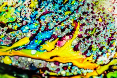 Yazıcı kartuşunu doldurmak için kullanılan mürekkep beyaz lavabonun üzerine dökülmüş ve boyalar soyut damlalar ve desenlerle harmanlanmış..