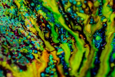 Yazıcı kartuşunu doldurmak için kullanılan mürekkep beyaz lavabonun üzerine dökülmüş ve boyalar soyut damlalar ve desenlerle harmanlanmış..