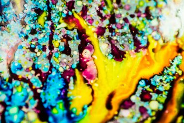 Yazıcı kartuşunu doldurmak için kullanılan mürekkep beyaz lavabonun üzerine dökülmüş ve boyalar soyut damlalar ve desenlerle harmanlanmış..