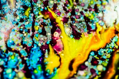 Yazıcı kartuşunu doldurmak için kullanılan mürekkep beyaz lavabonun üzerine dökülmüş ve boyalar soyut damlalar ve desenlerle harmanlanmış..